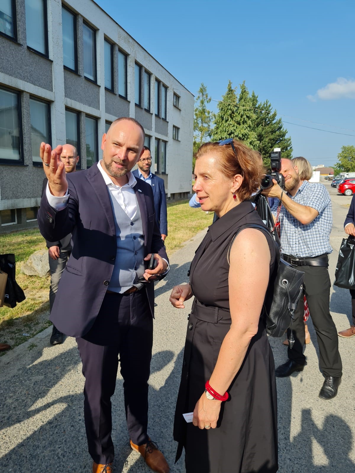 Štátna tajomníčka I. Brocková počas pracovného stretnutia podujatia Z regiónov do sveta v Trnavskom samosprávnom kraji v sprievode predsedu samosprávneho kraja Jozefa Viskupiča.