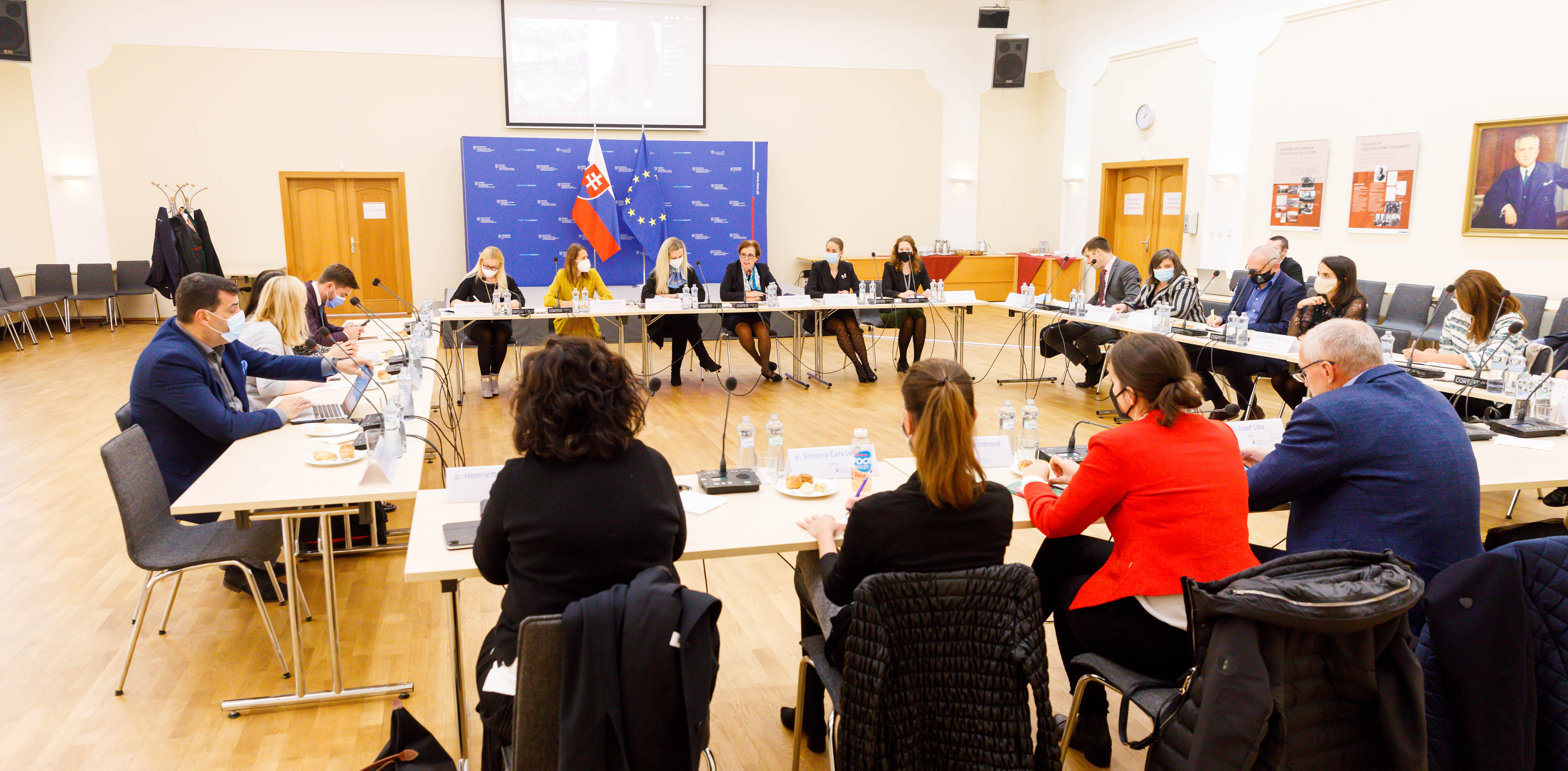 Štátna tajomníčka Ingrid Brocková na rokovaní s predstaviteľmi rezortov, ktoré sa podieľajú na koordinovanej prezentácii SR v zahraničí.