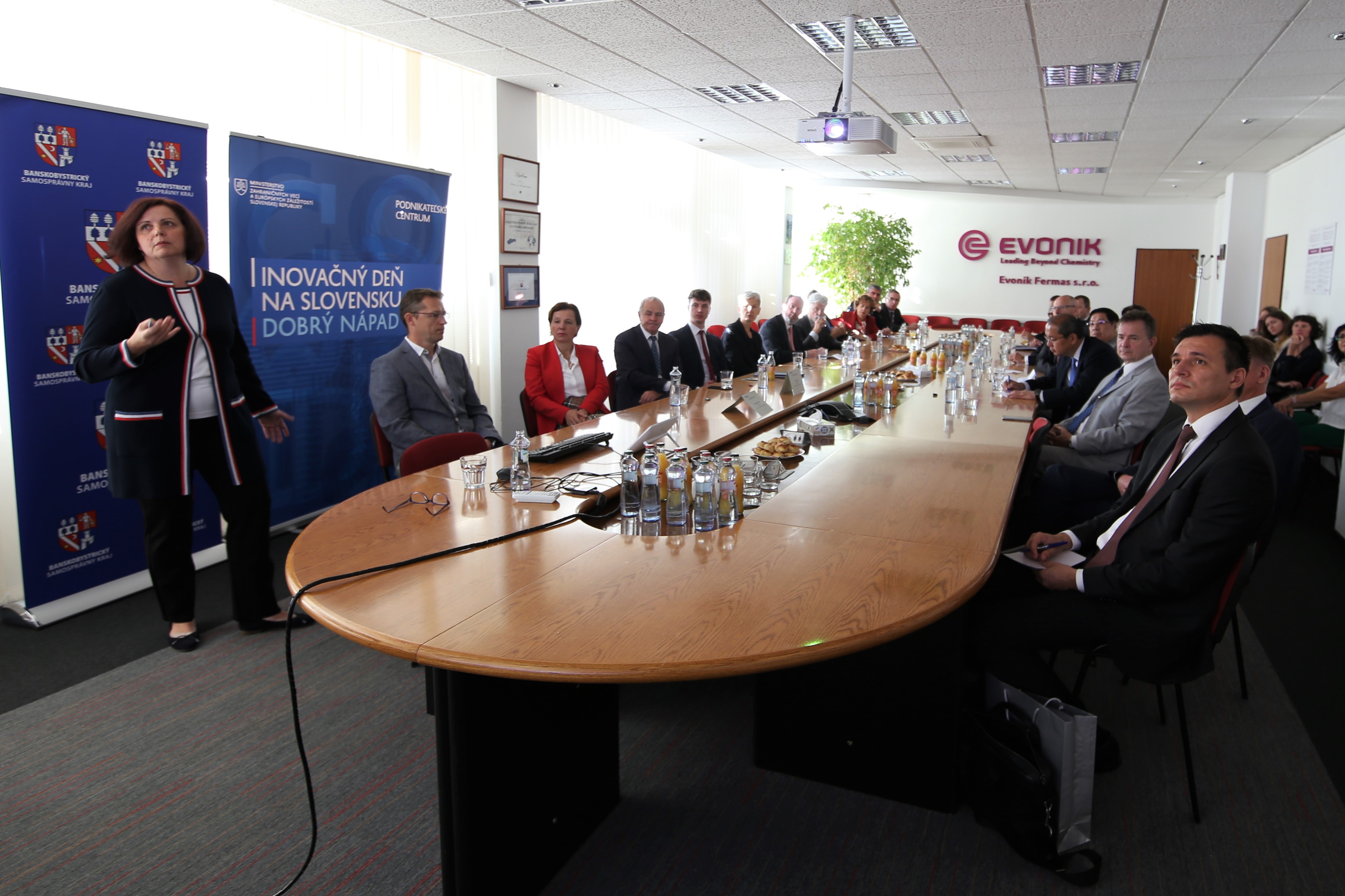 Štátna tajomníčka Ingrid Brocková spolu s predsedom BBSK Jánom Lunterom pozvali zahraničných diplomatov na Inovačný deň, ktorého cieľom je ukázať veľvyslancom úspešné inovačné firmy.