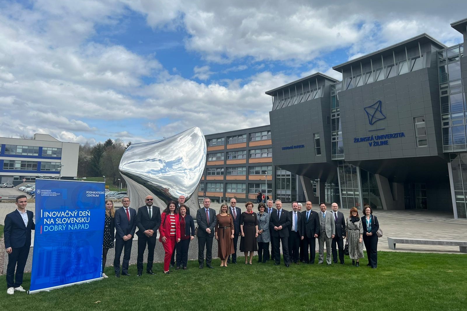 Štátna tajomníčka Ingrid Brocková spolu s predsedníčkou ŽSK Erikou Jurinovou pozvali zahraničné veľvyslankyne a veľvyslancov na návštevu ŽSK v rámci podujatia „Inovačný deň“.