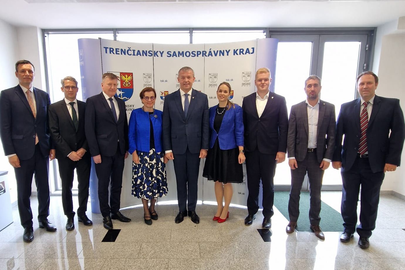 Štátna tajomníčka Ingrid Brocková s tímom rezortu diplomacie navštívila v rámci podujatia ,,Z regiónov do sveta“  Trenčiansky samosprávny kraj (TSK).