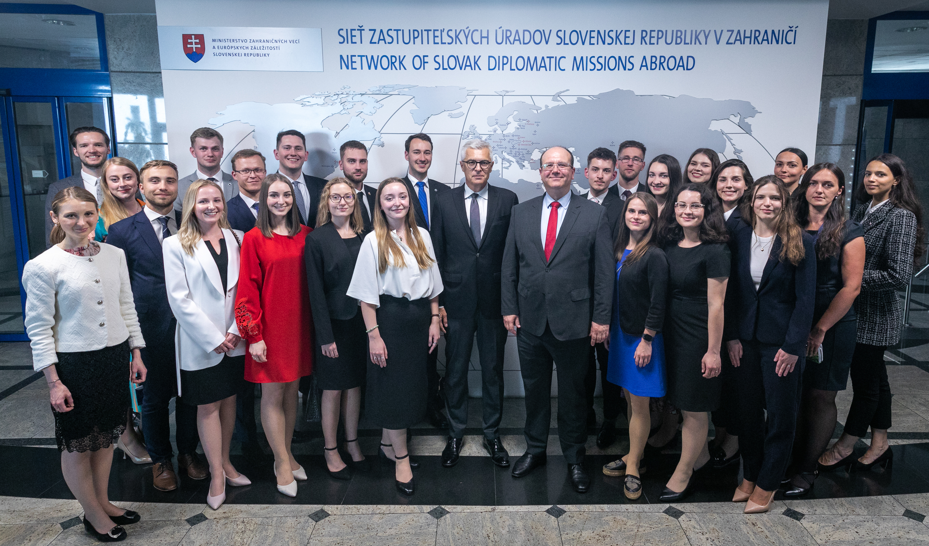 Family photo účastníkov 3. ročníka letnej školy diplomacie po slávnostnom odovzdávaní diplomov, spoločne s ministrom Miroslavom Wlachovským a bývalým ministrom ZVEZ SR a čestným prezidentom letnej školy Ivanom Korčokom.