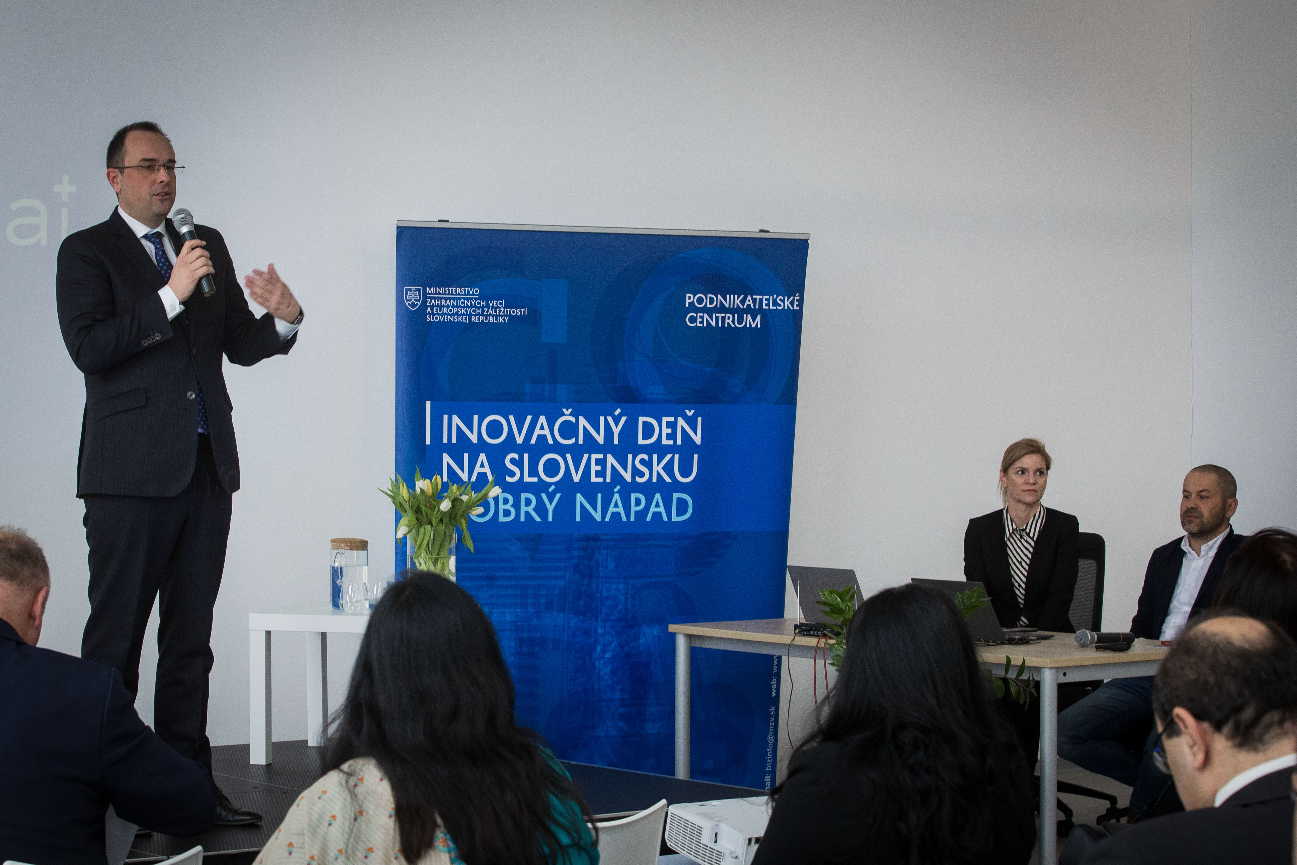 Štátny tajomník Rastislav Chovanec spolu s 30 zahraničnými veľvyslankyňami a veľvyslancami navštívil spoločnosť InoBat sídliacu vo Voderadoch.