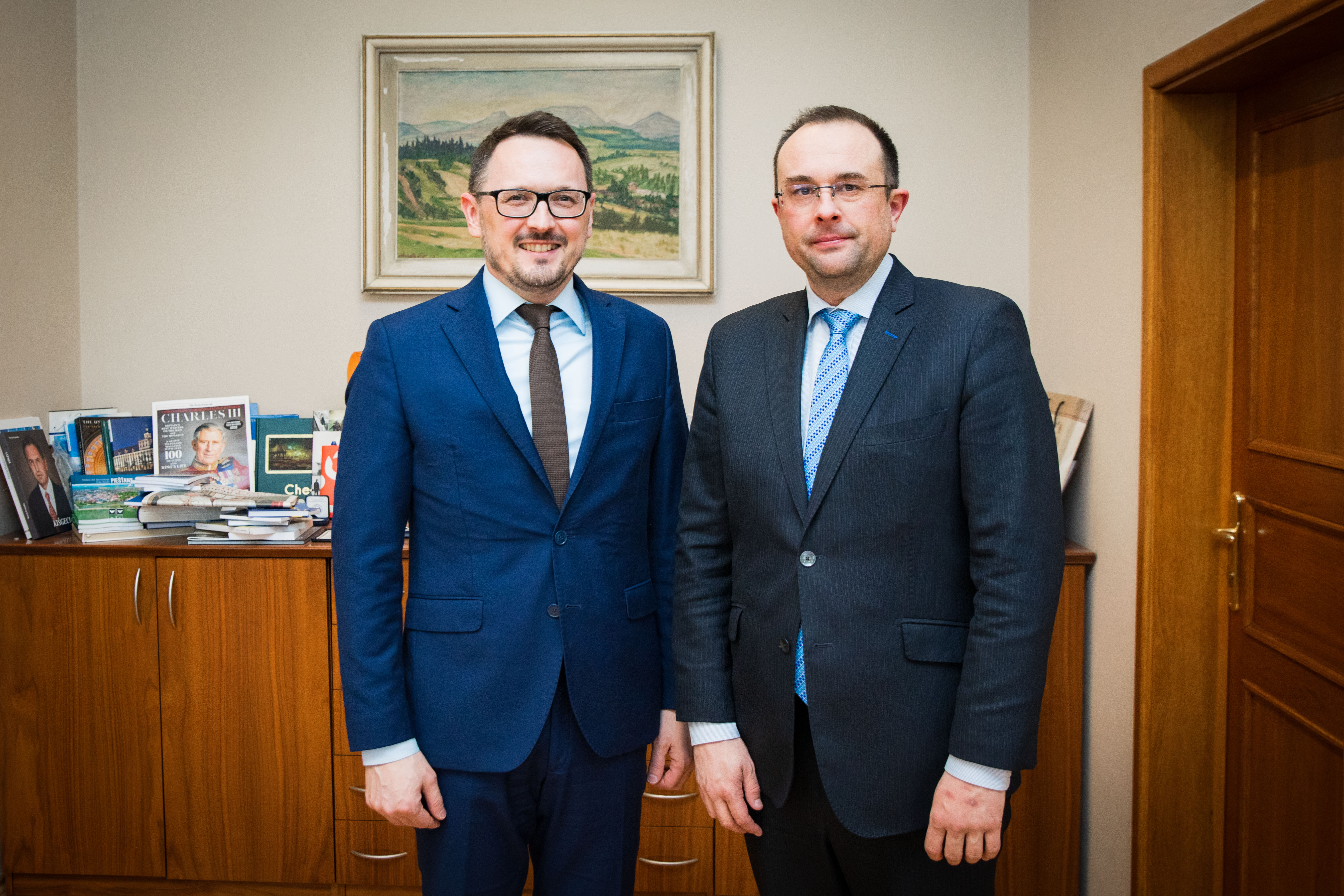 Štátny tajomník R. Chovanec diskutoval s dekanom Fakulty politických vied a medzinárodných vzťahov Univerzity Mateja Bela Branislavom Kováčikom.