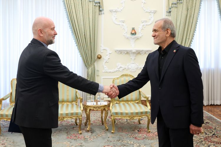 Veľvyslanec Juraj Siváček odovzdal poverovacie listiny do rúk prezidenta Iránskej islamskej republiky.