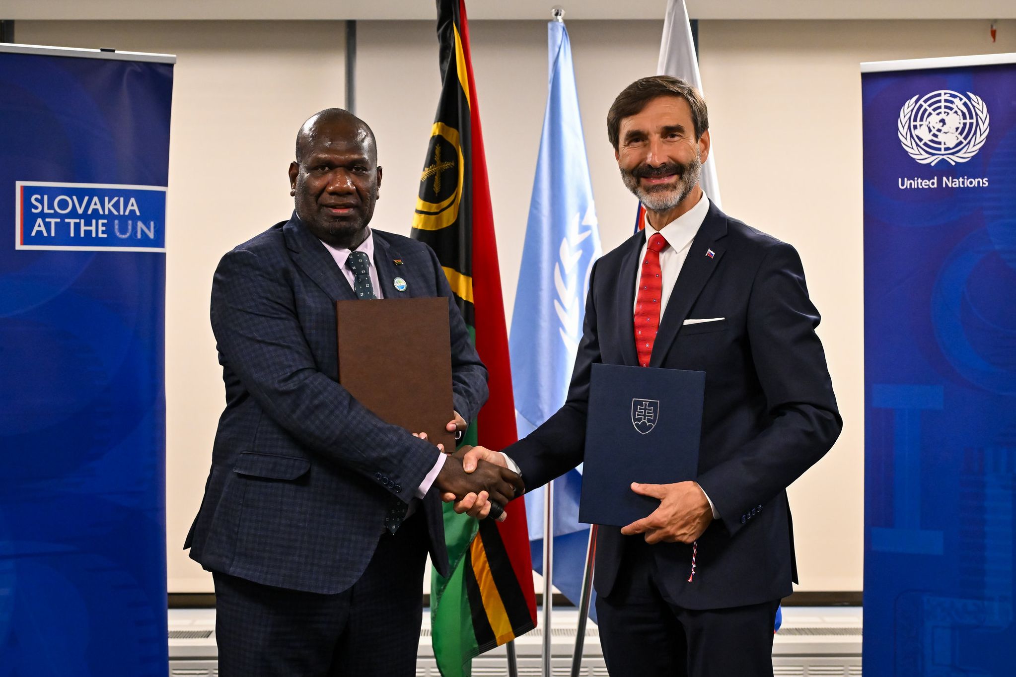 Podpis bilaterálnej dohody s Vanuatu o nadviazaní diplomatických stykov.