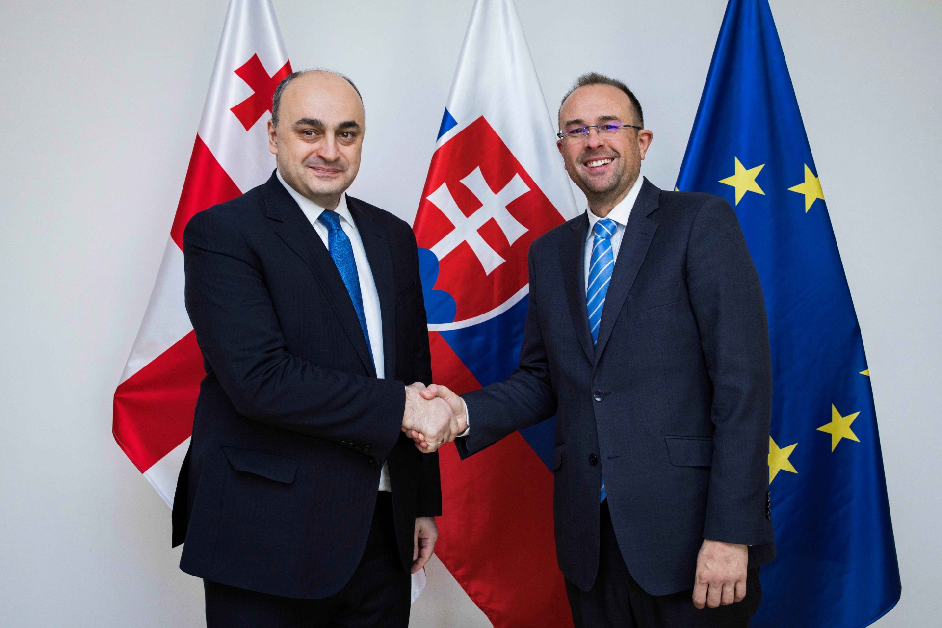 Štátny tajomník R. Chovanec a gruzínsky veľvyslanec K. Kvachakidze.