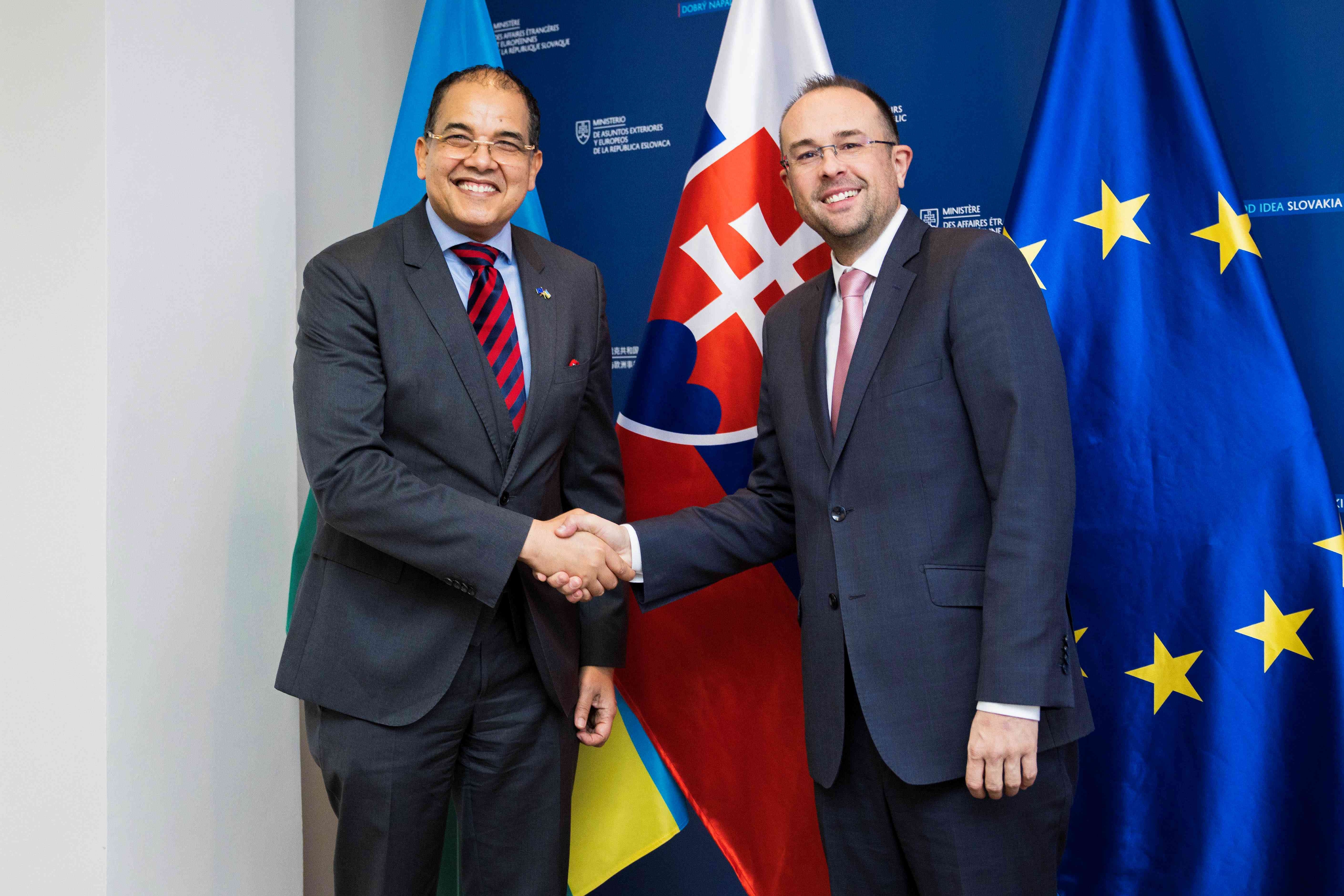 Štátny tajomník R. Chovanec s veľvyslancom Rwandy I. Cesarom.