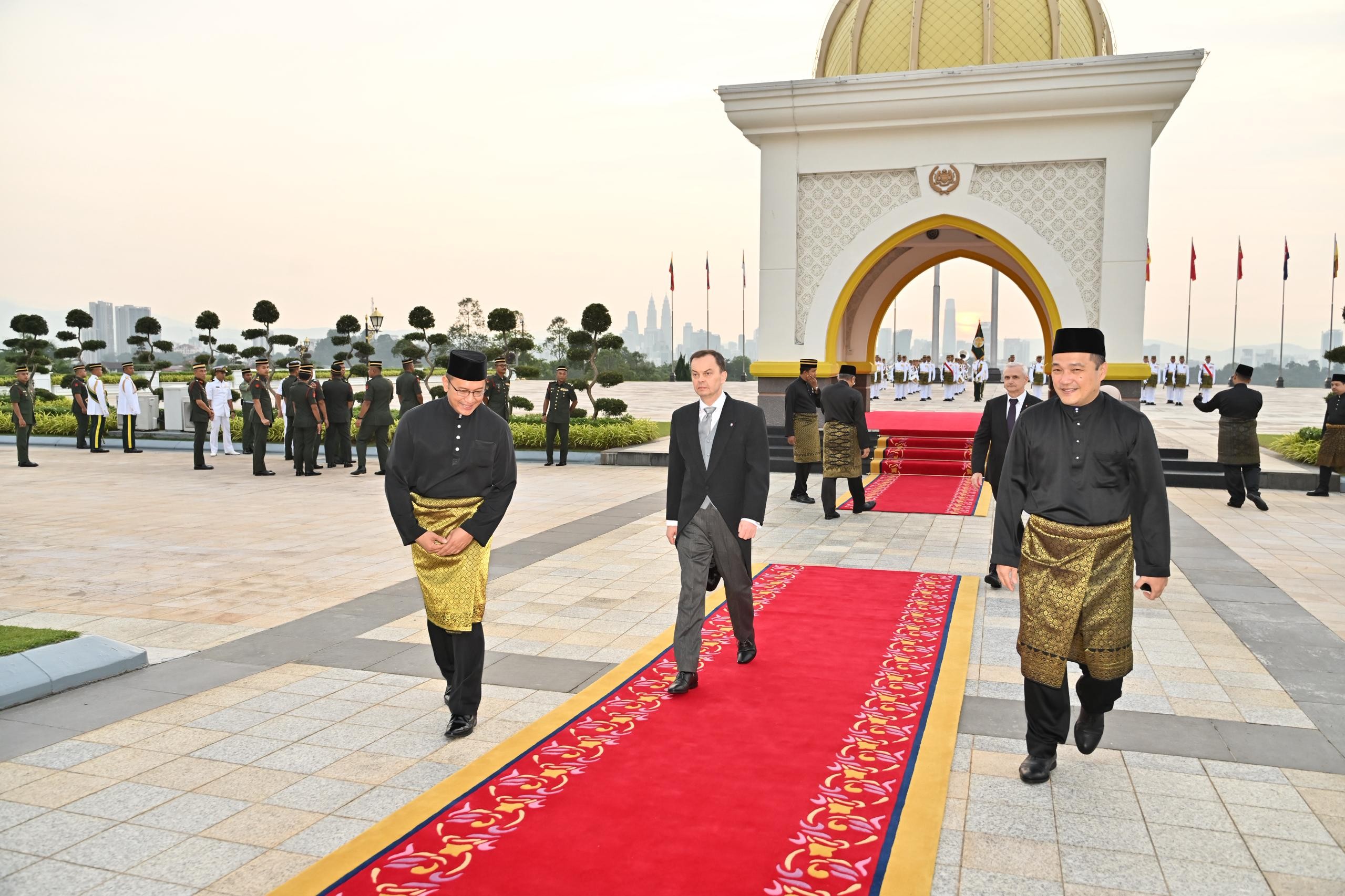 Veľvyslanec Peter Spišiak počas oficiálneho ceremoniálu odovzdania poverovacích listín v kráľovskom paláci.
