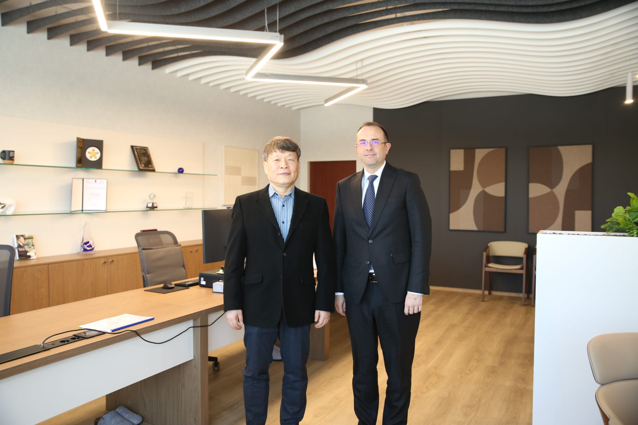 Štátny tajomník R. Chovanec so CEO Hyundai Mobis Lee Gyu Sukom.