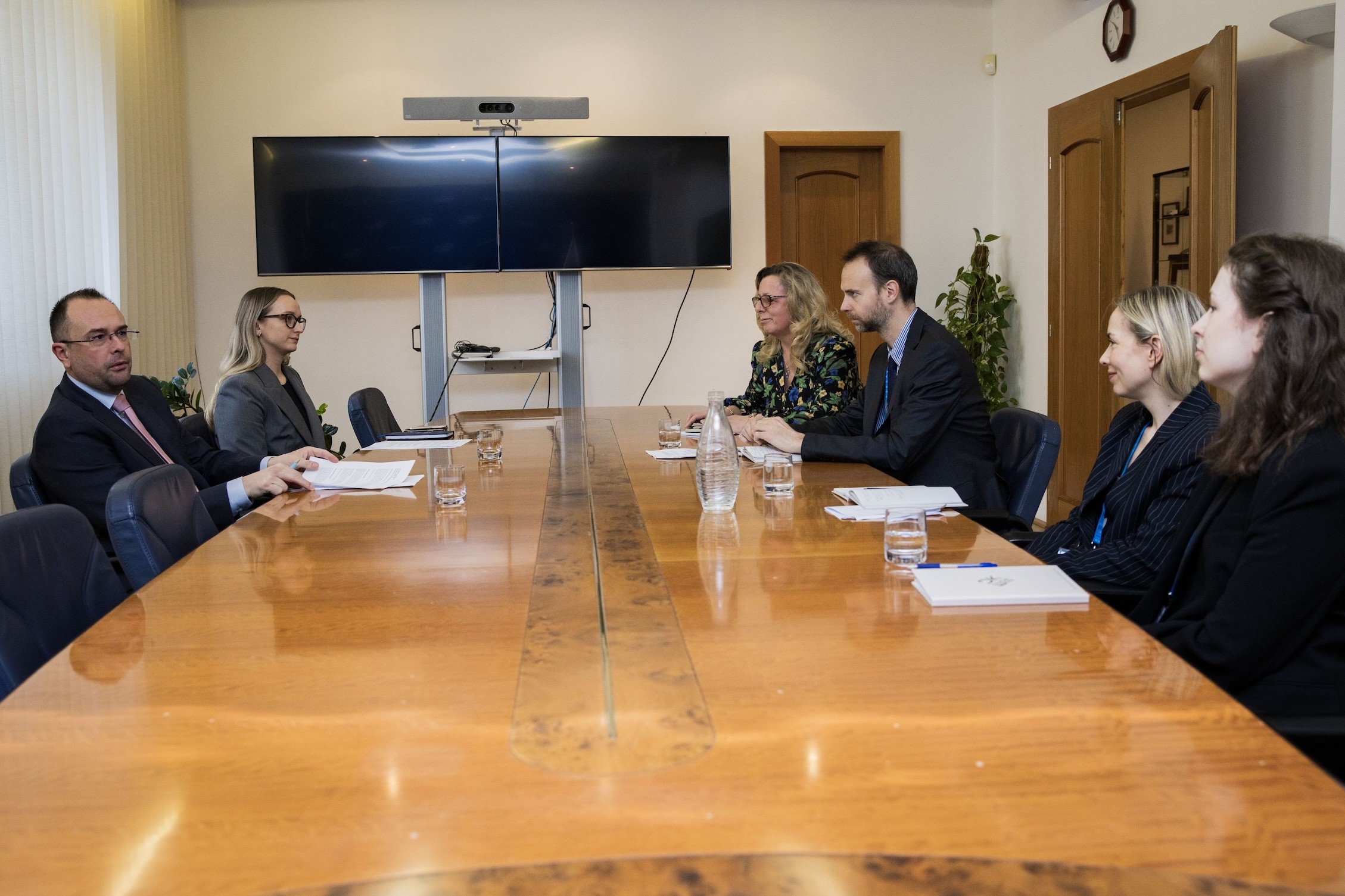 Štátny tajomník R. Chovanec s účastníkmi Európskeho diplomatického programu.