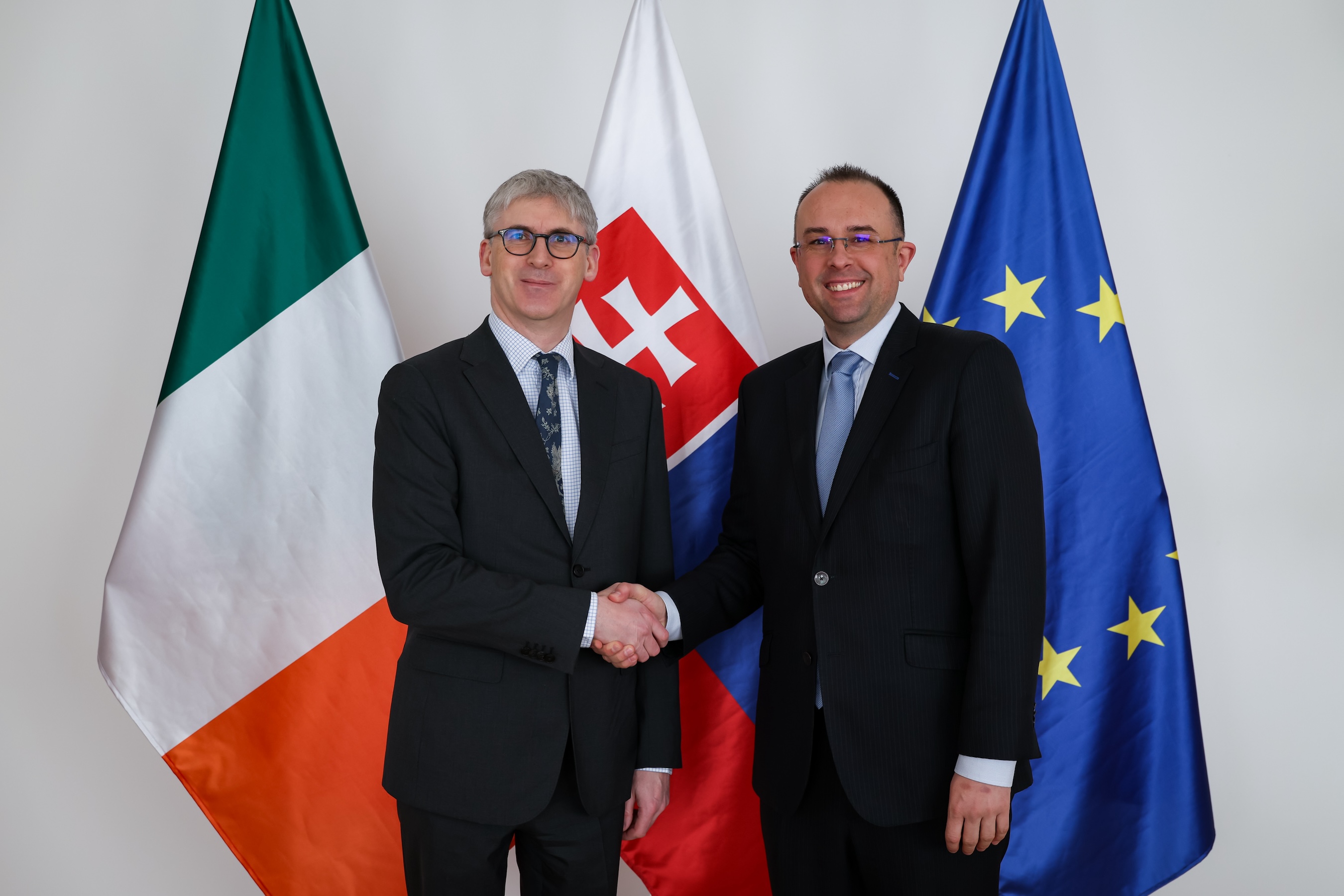 Štátny tajomník R. Chovanec rokoval s írskym veľvyslancom I. Devinom.