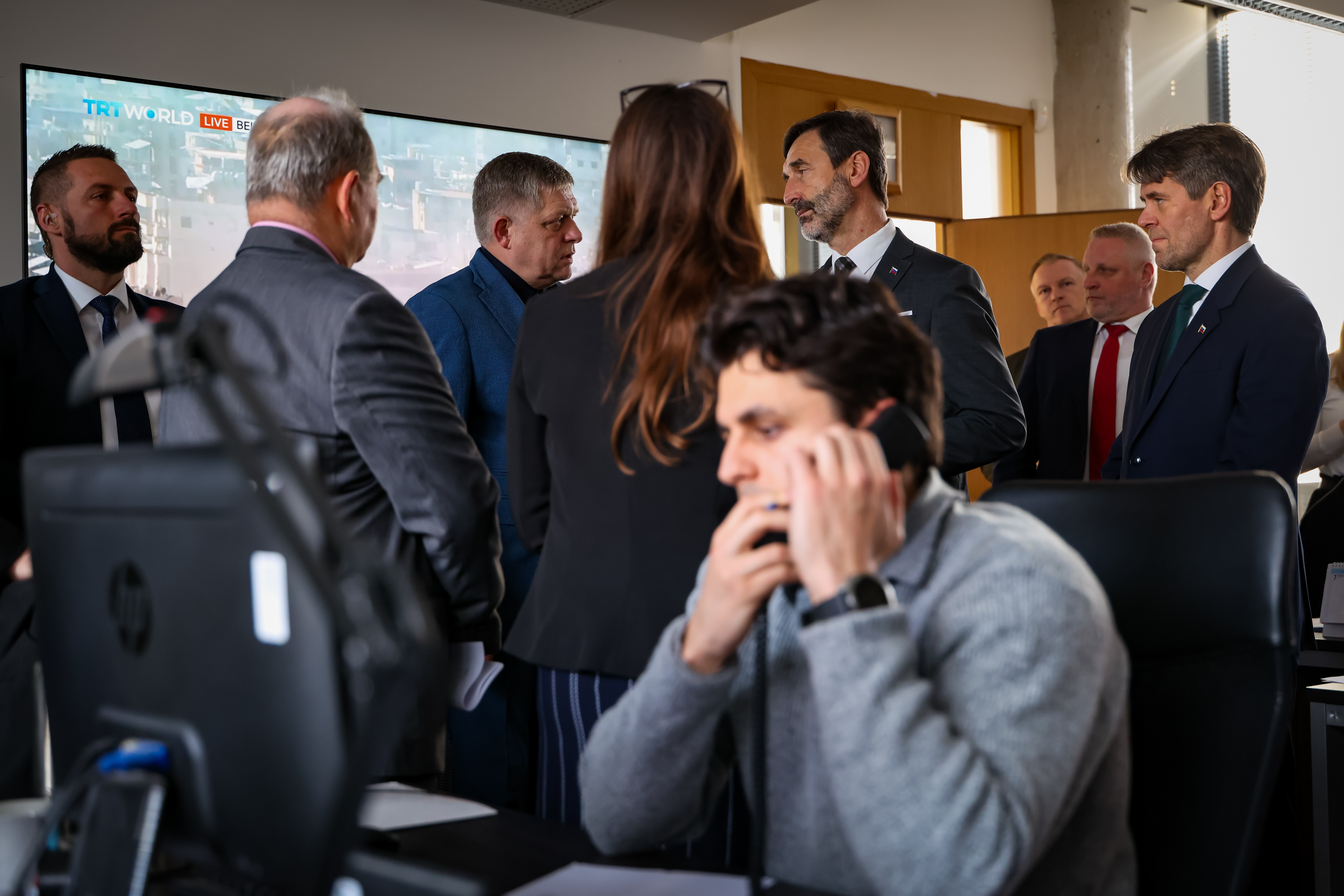 Predseda vlády SR R. Fico navštívil Medzinárodné operačné krízové centrum MZVEZ SR.