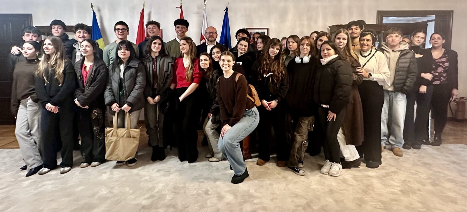 Študenti z Levíc a Madridu počas návštevy slovenského veľvyslanectva v Madride.