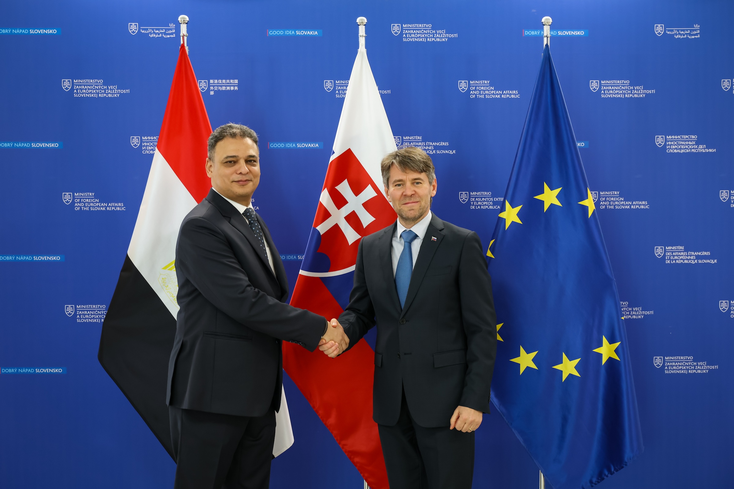 Štátny tajomník M. Eštok s novým egyptským veľvyslancom W. M. I. Mahmoudom.