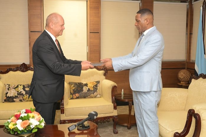 Veľvyslanec Vladimír Grácz odovzdal poverovacie listiny prezidentovi Botswany.