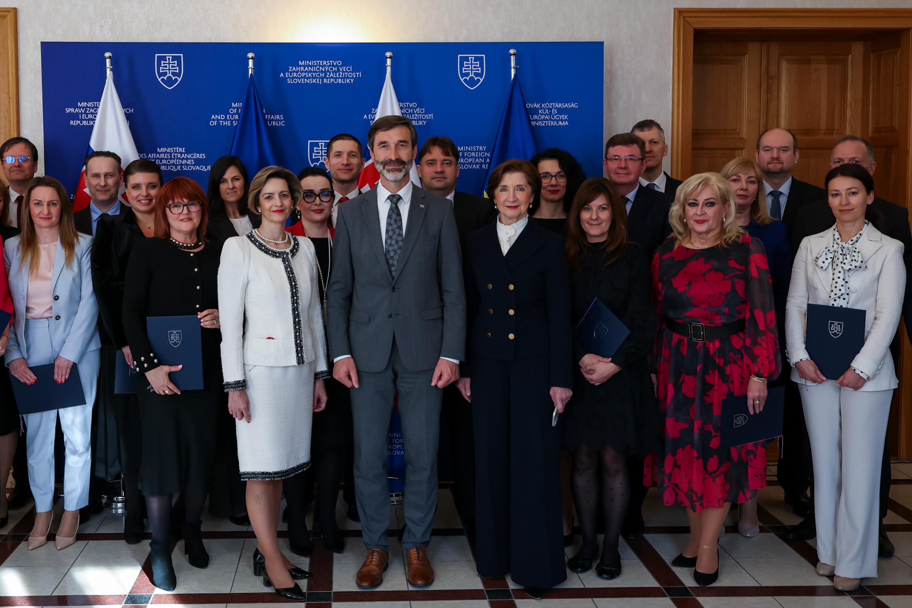 Minister J. Blanár udelil diplomatické hodnosti 25 slovenským diplomatkám a diplomatom.