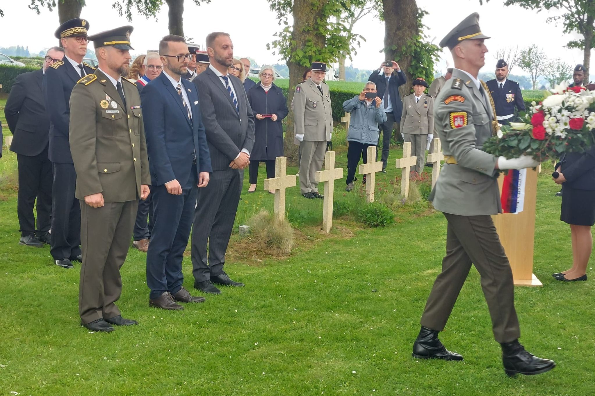 Pietna spomienka venovaná československým vojakom na cintoríne La Targette.