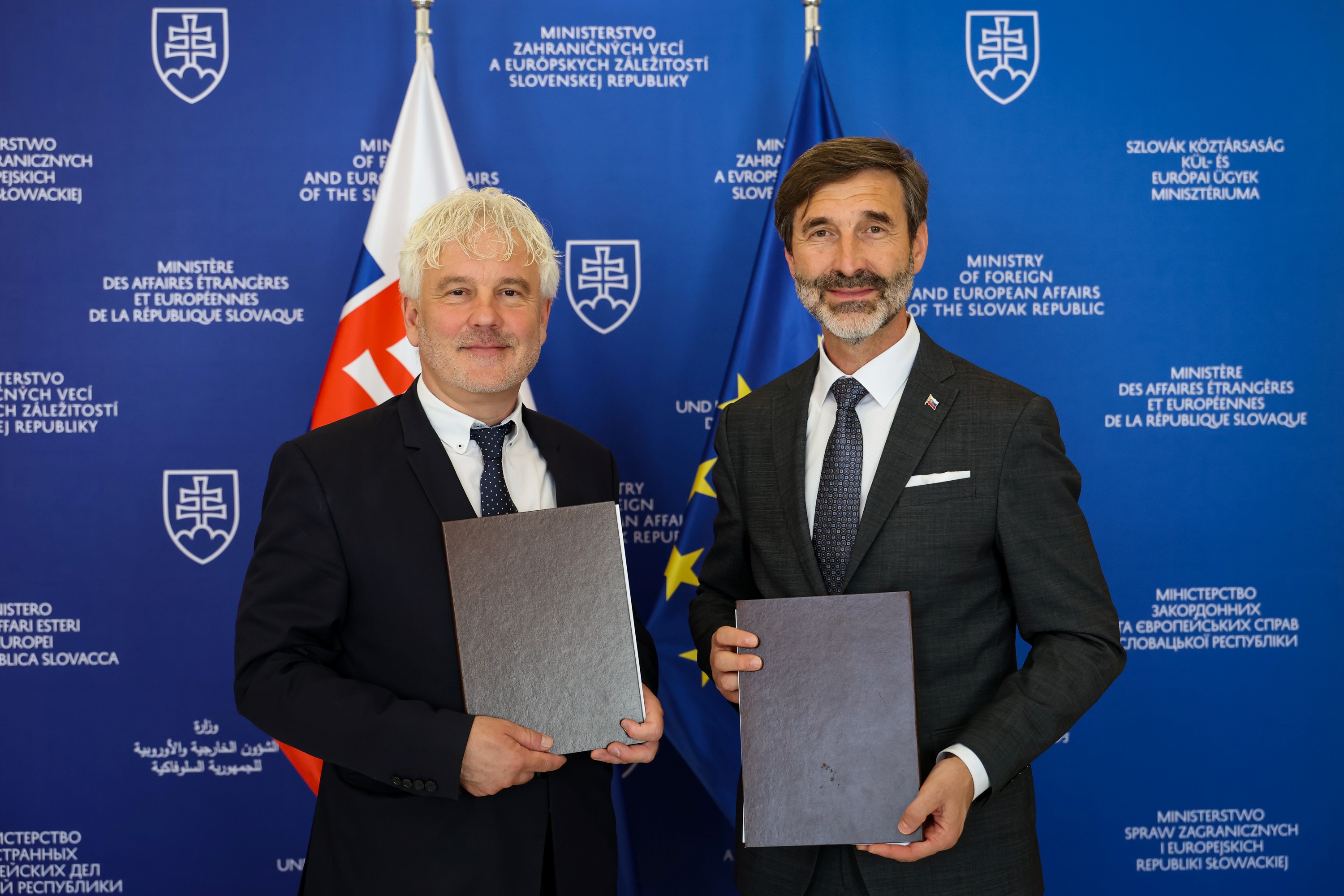Minister J. Blanár a komisár pre deti J. Mikloško.