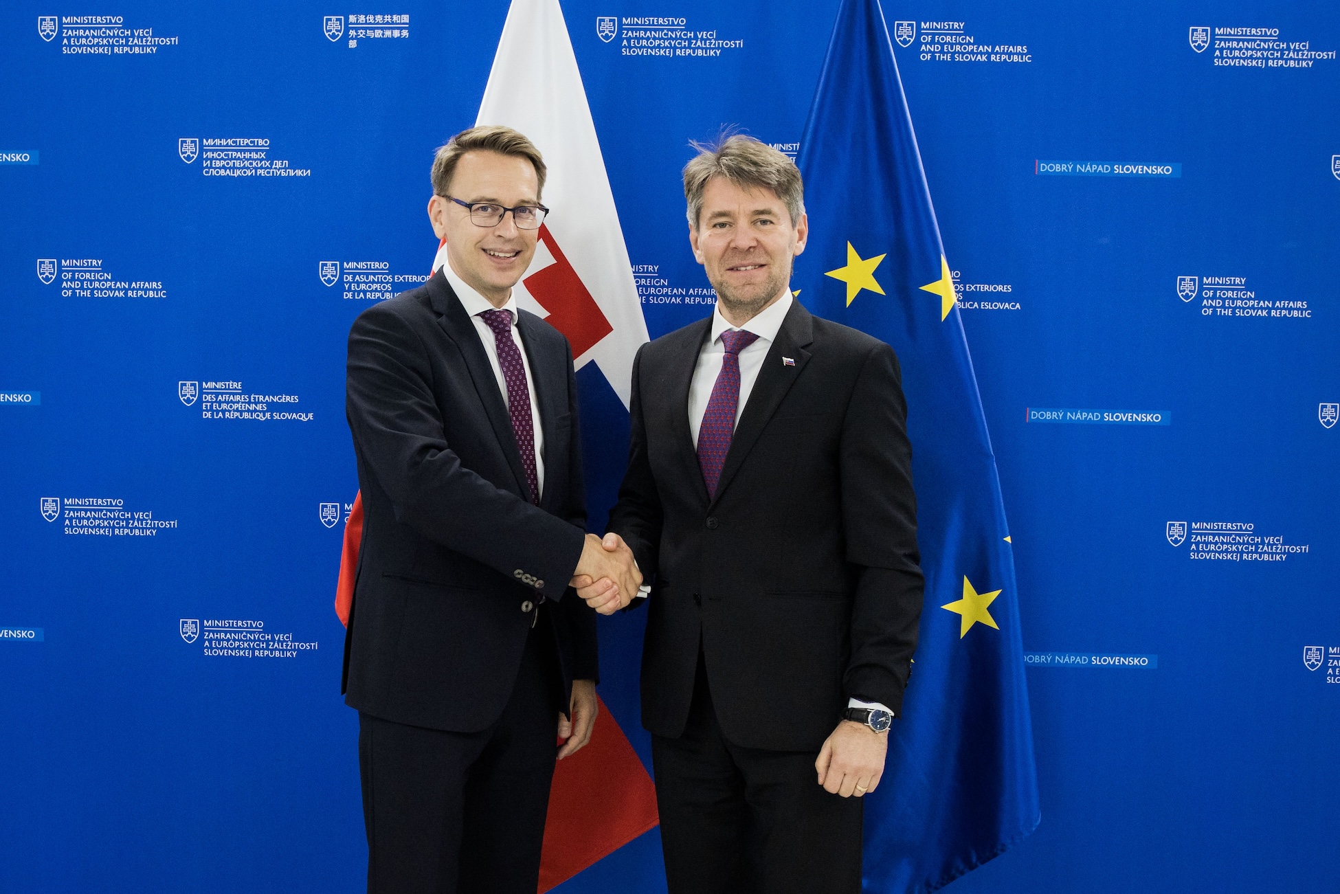 Štátny tajomník M. Eštok s vedúcim Zastúpenia Európskej komisie na Slovensku P. Stanom.