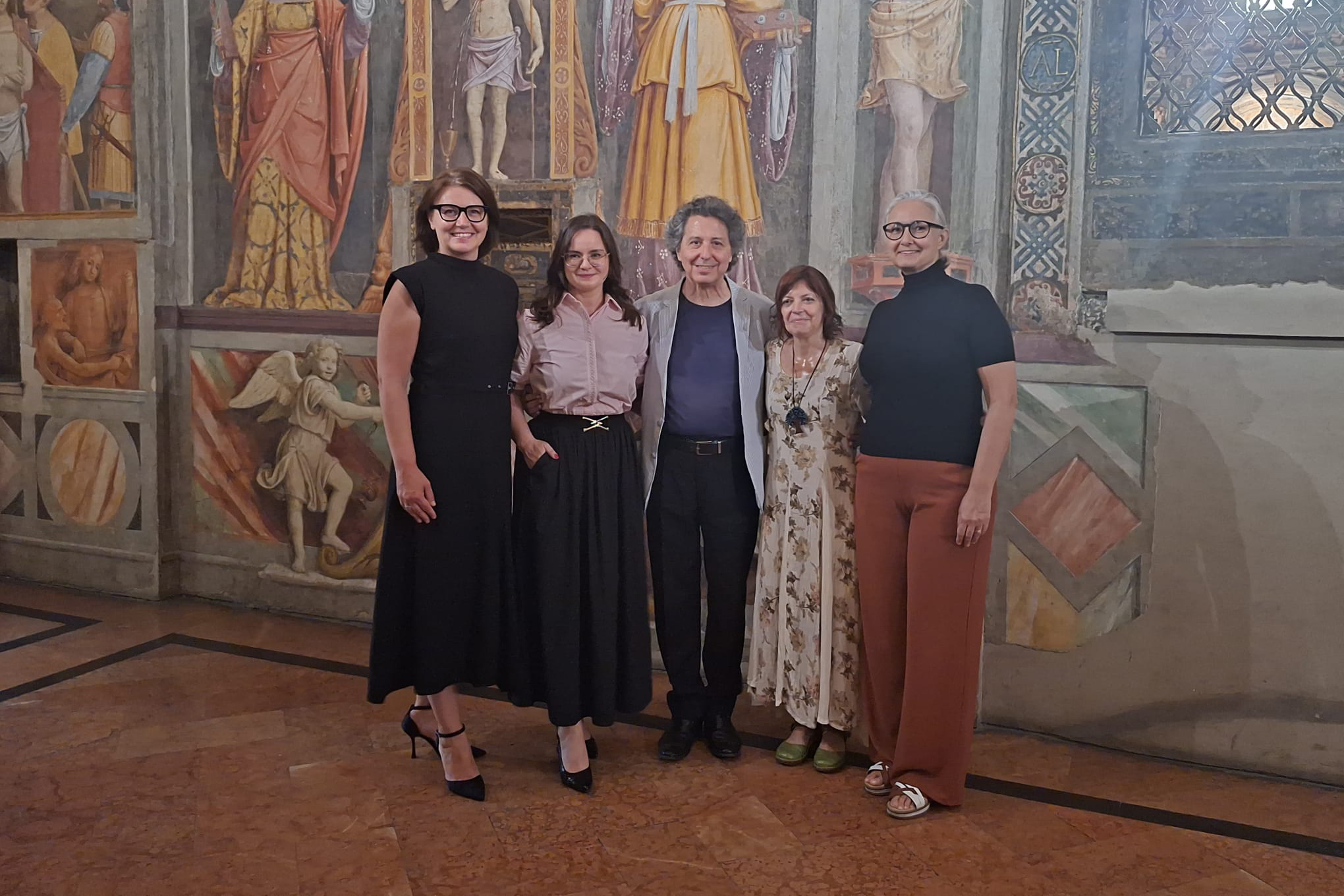 Mladí hudobní umelci z krajín Vyšehradskej skupiny počas koncertu v kostole San Maurizio al Monastero Maggiore v Miláne.
