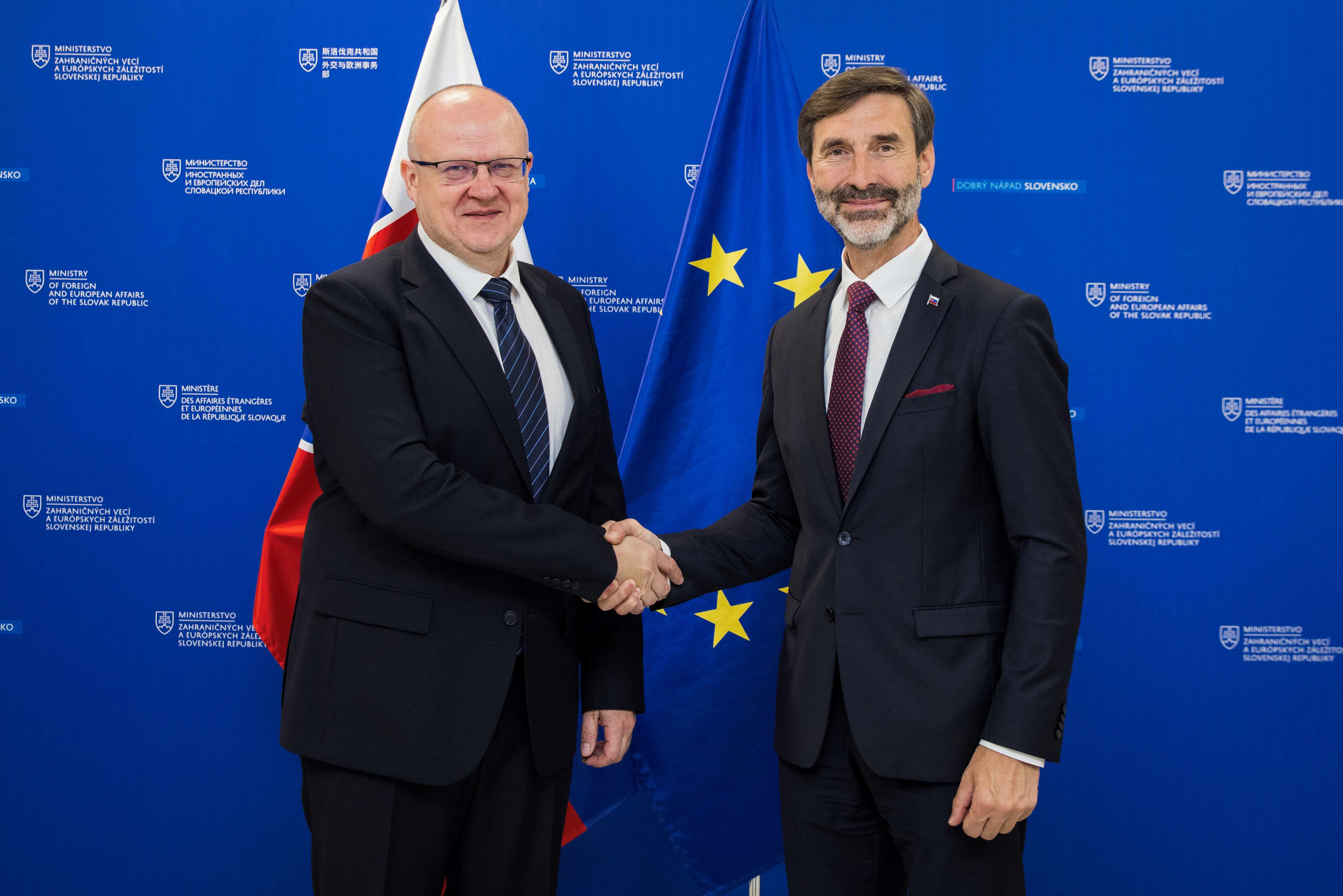 Minister J. Blanár a nový generálny konzul SR v Užhorode H. Sasai.